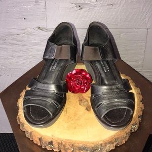 Donald J Pliner Nura sandal 7.5 N